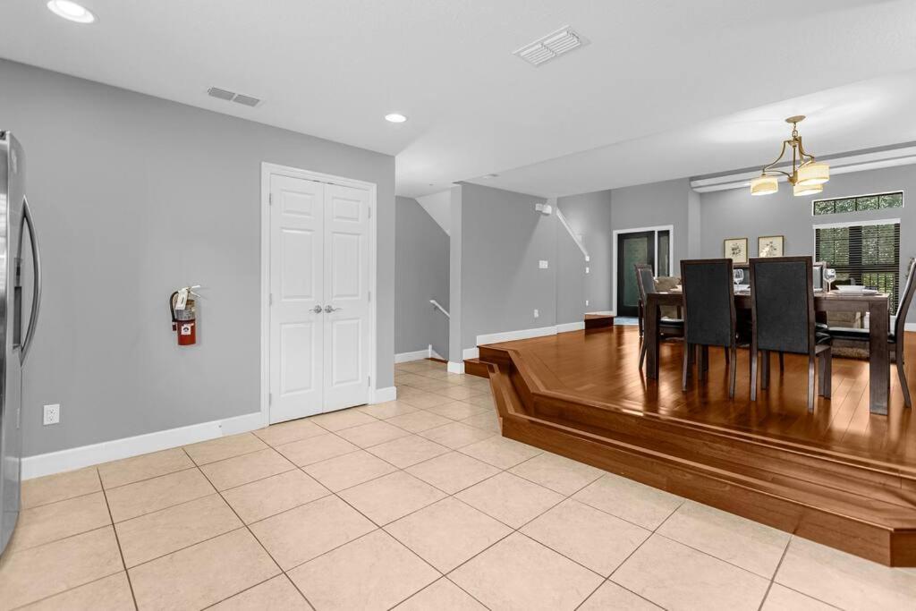 Vibrant 4Br Family Townhome 1 Mile From Disney World And Disney Springs オーランド エクステリア 写真